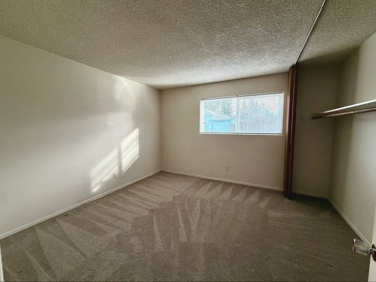 375 NE Elliott Ave #6 — Photo 7