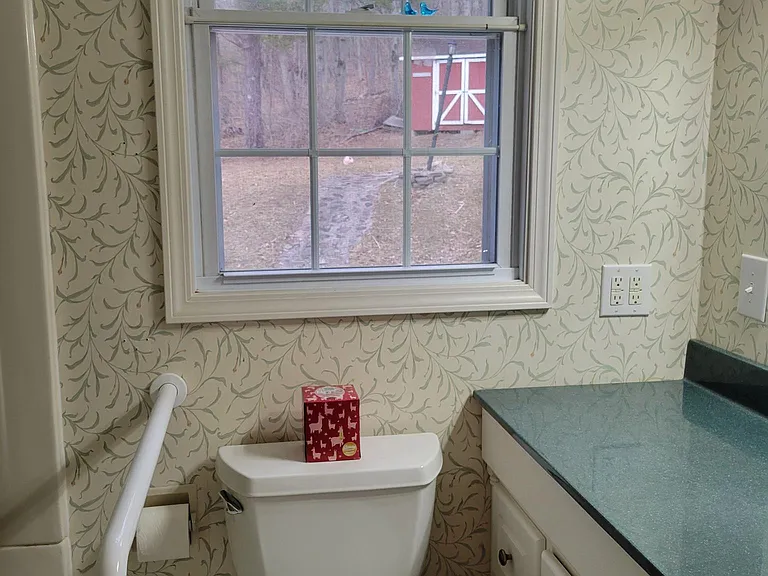 Hillcrest Dr — Photo 17