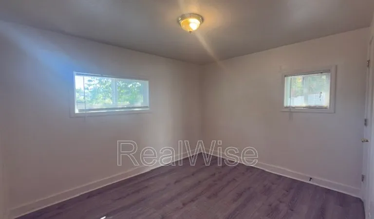 205 S Pine St — Photo 9