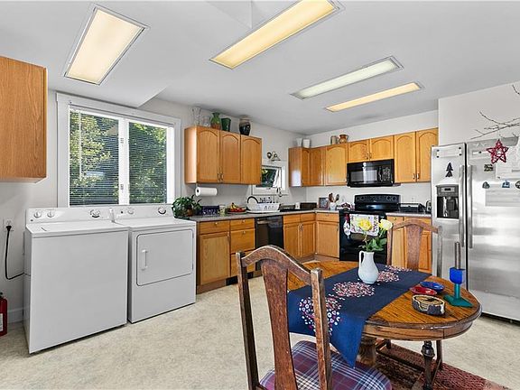 4th image of 1042 Anthony Rd