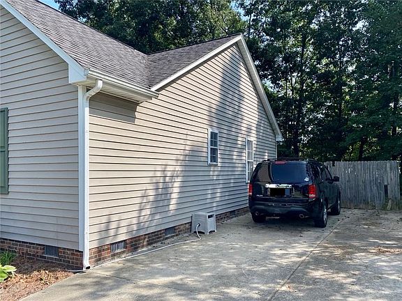 4th image of 1008 Bridgewater Dr