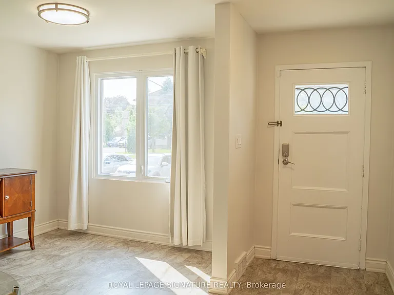 42 Kingsview Blvd — Photo 3
