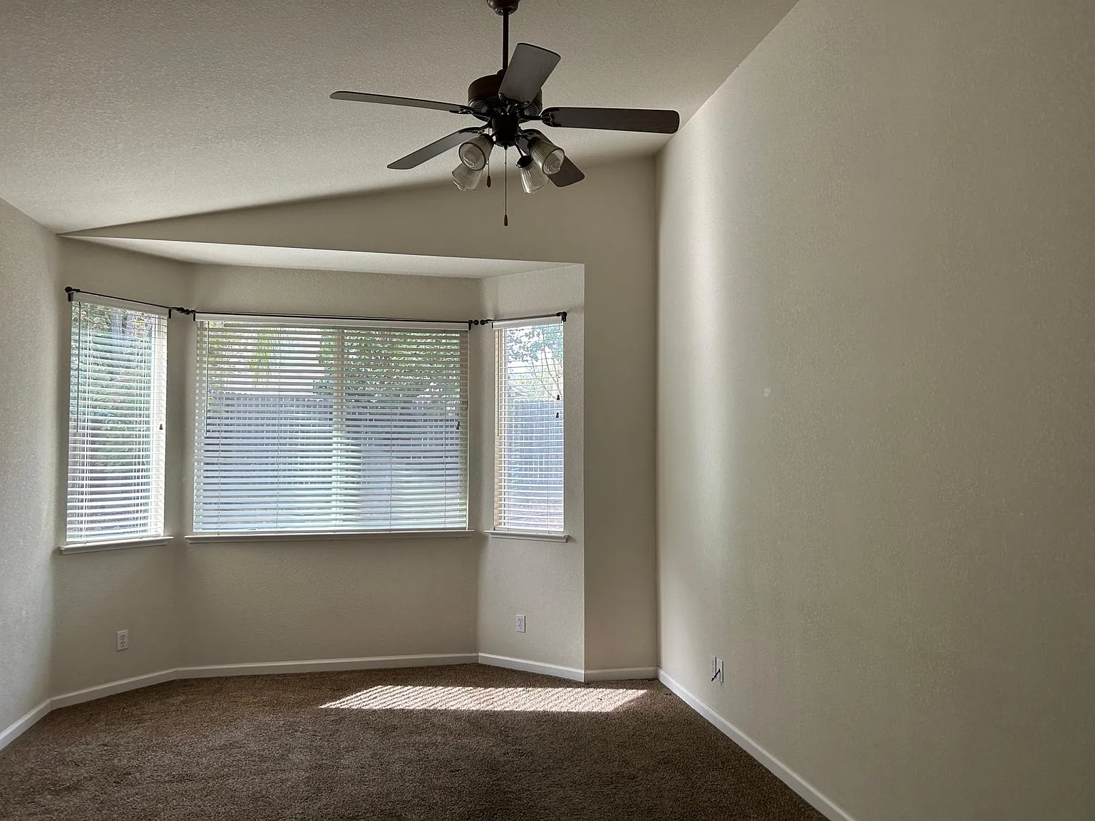 557 Kilsyth Ct — Photo 4