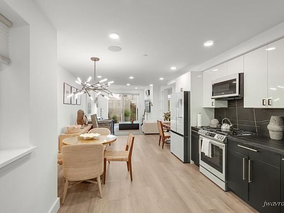 2nd image of 1950 Sacramento St #B