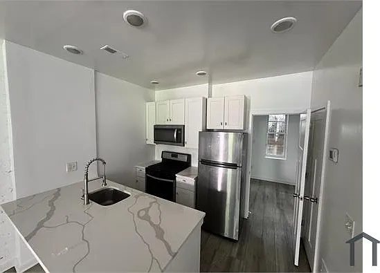 2531 N Dover St — Photo 2