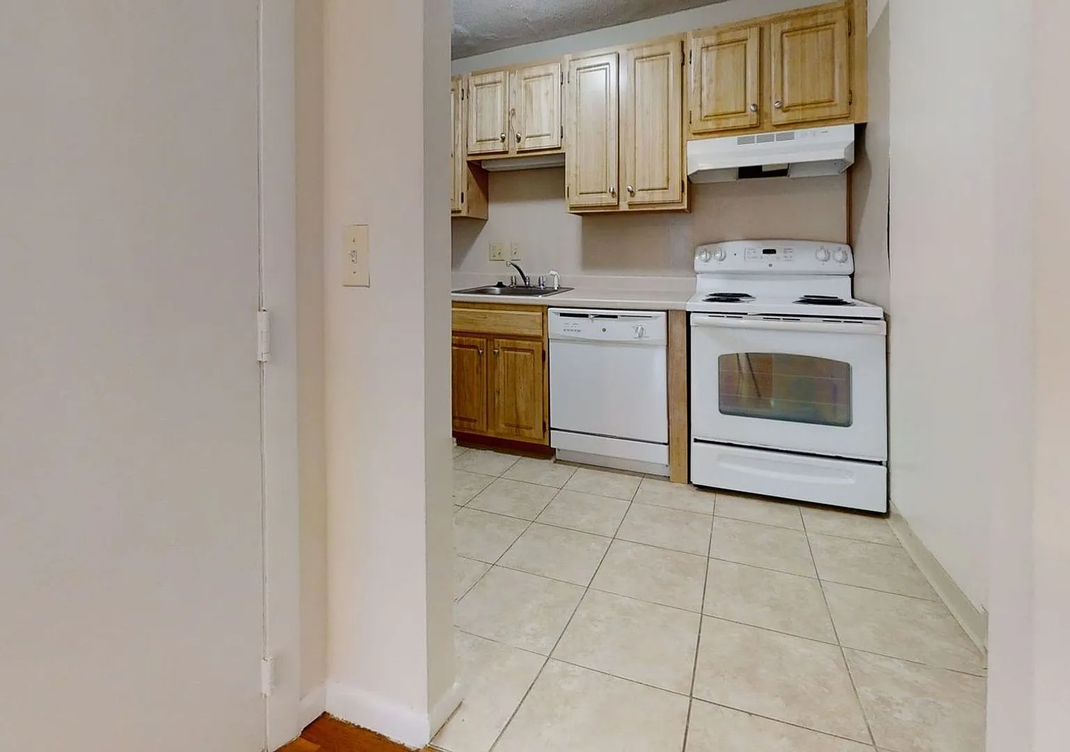 No Fee! Big Brighton Center 2 Bed With Dishwasher — Photo 3