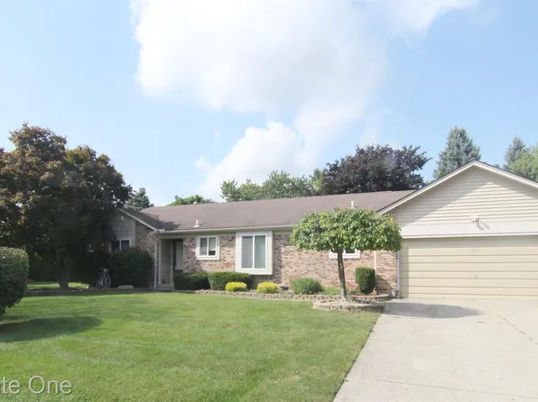 1436 Oak Grove Dr, Walled Lake, MI 48390