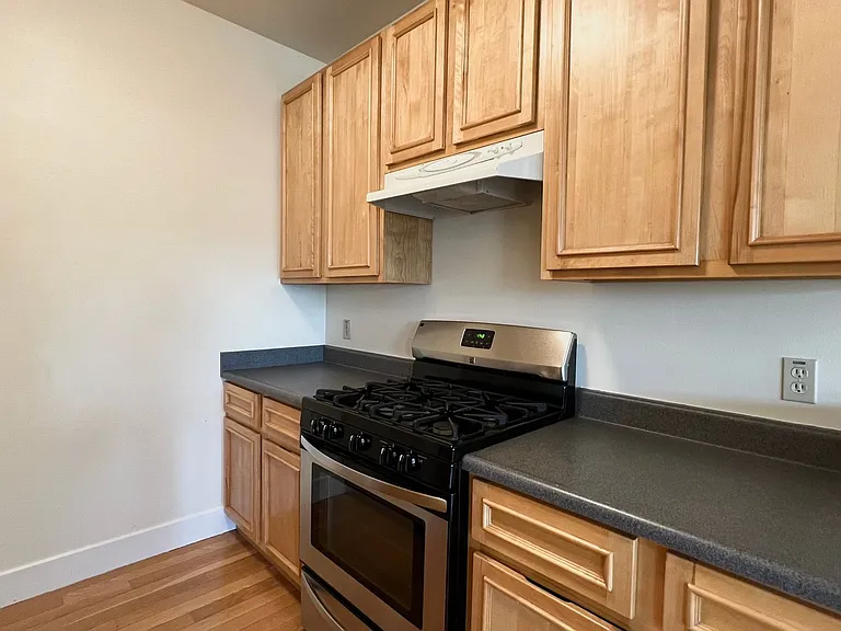 655 40th St #202 — Photo 7