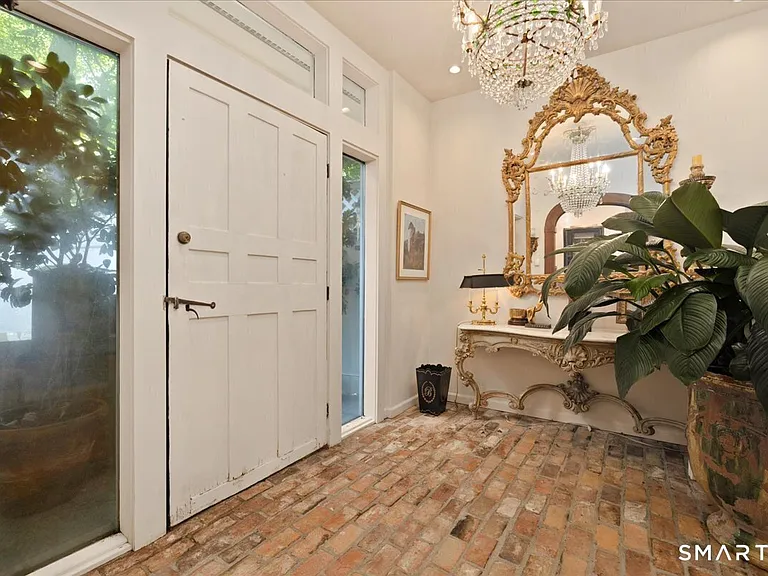 281 Pequot Ave — Photo 1