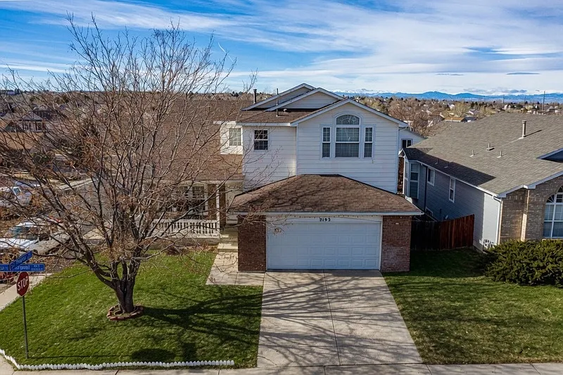 4 bed, 2.5 bath, 2156 sqft, $2,995 — Photo 2