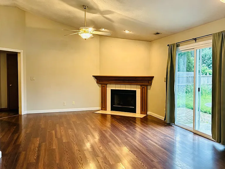 4327 Hadley Ct — Photo 2