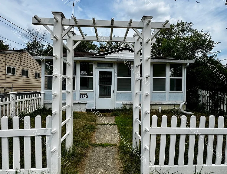 1183 E Lorado Ave — Photo 1