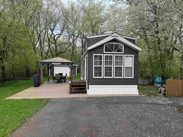 133 E Meadow Cir, Edgerton, WI 53534