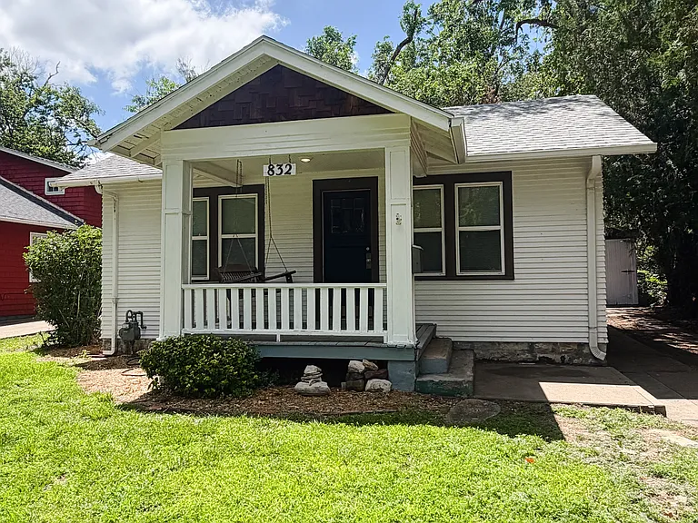832 Sherman St — Photo 1