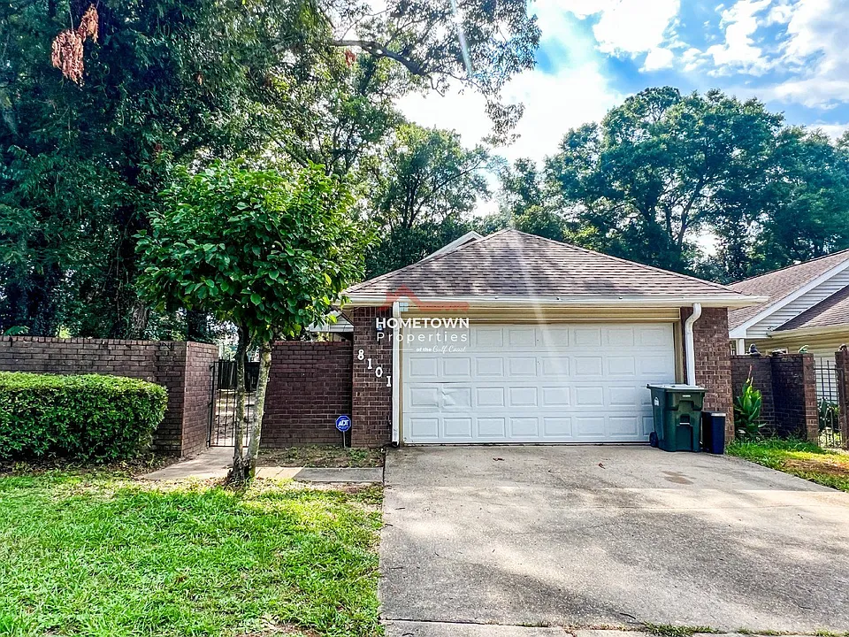 8101 Treetop Ln
