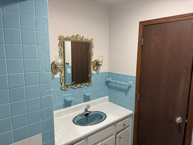 120 S Russell St — Photo 14