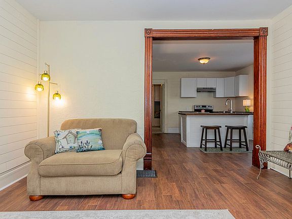 4th image of 102 Pine St