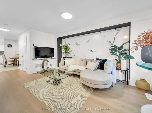 26 Ted Wray Cir, Toronto, ON M3L 0G5