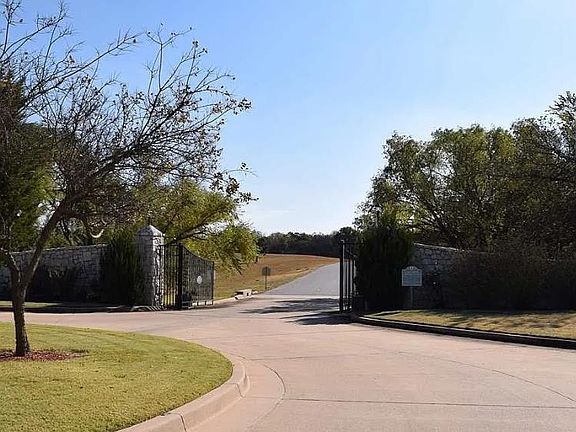 5th image of 30 Oak Bridge Ln