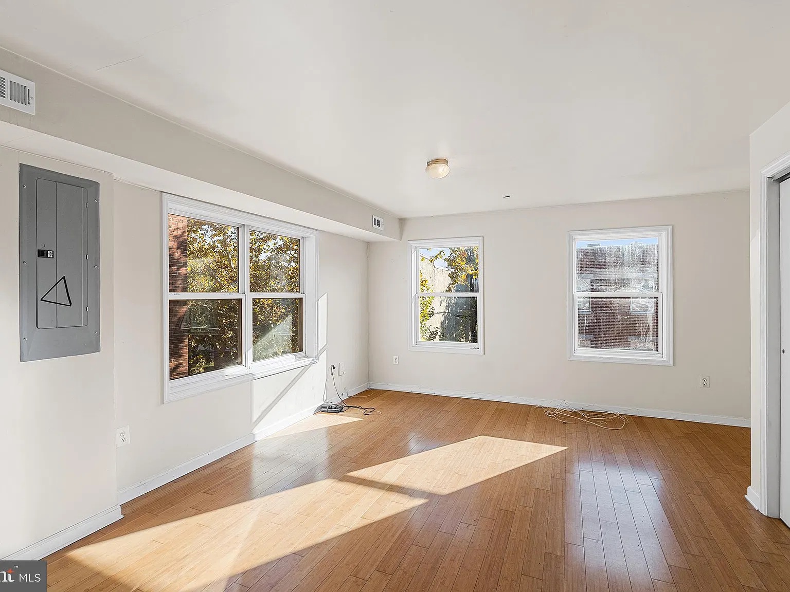 2 bed, 1.0 bath, 700 sqft, $1,100 — Photo 3
