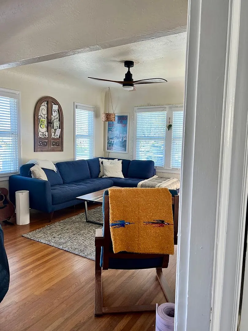 2 bed, 1000 sqft, $4,900 — Photo 2