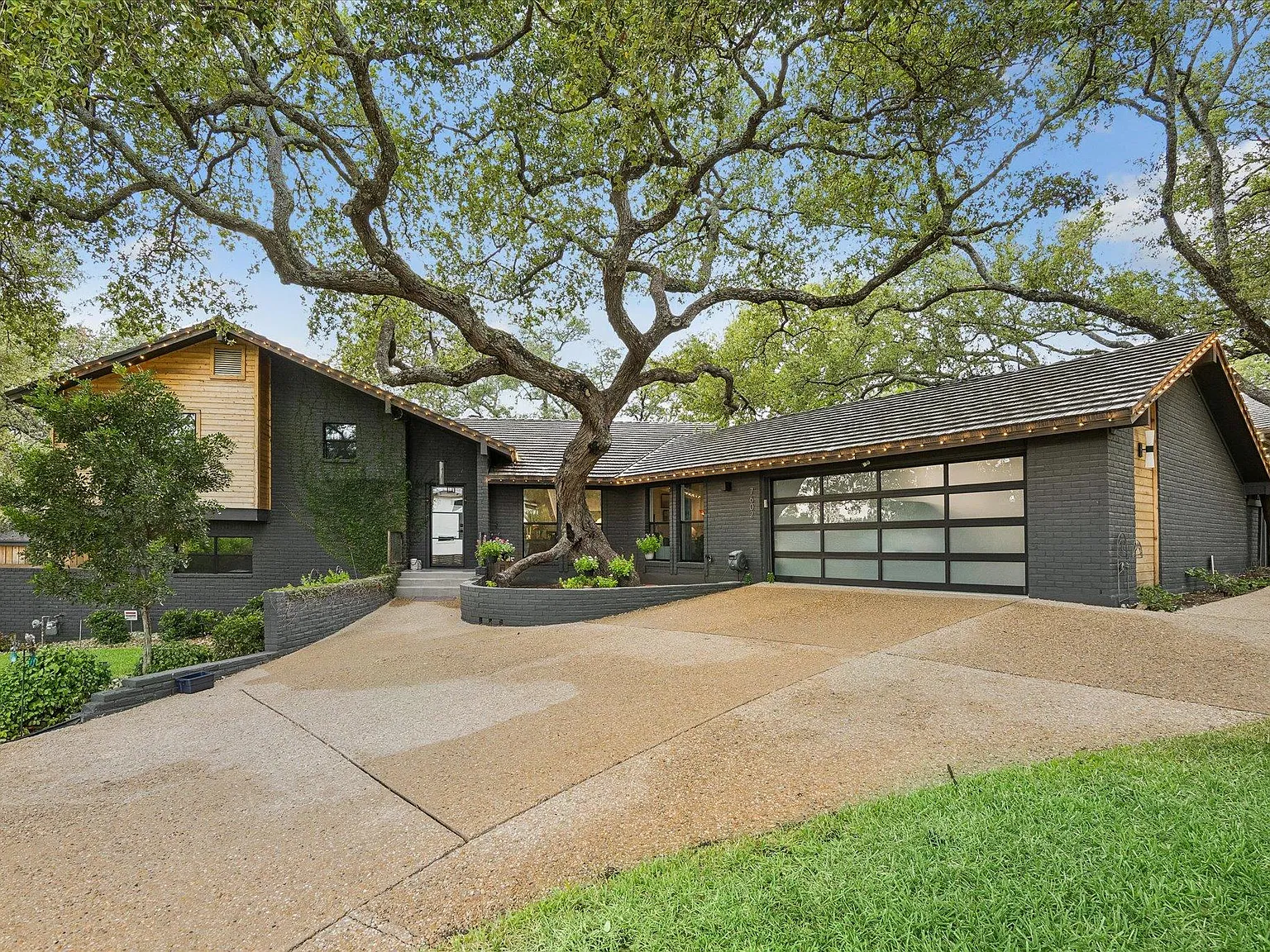 4 bed, 3.5 bath, 3029 sqft, $6,850 — Photo 1