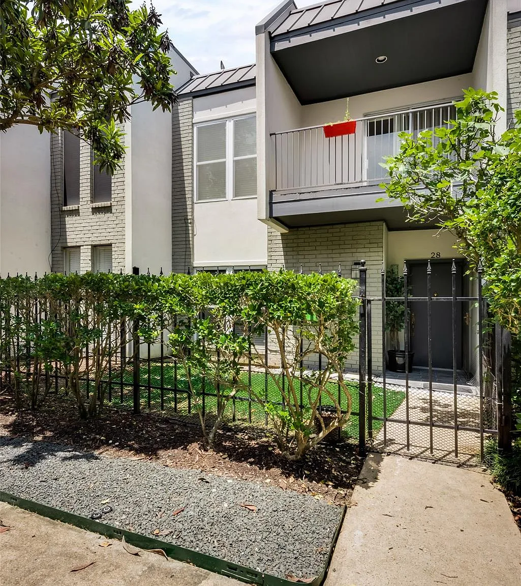 2 bed, 2.5 bath, 1385 sqft, $2,200 — Photo 3
