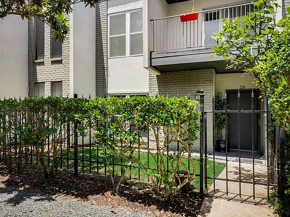 3rd image of 1300 Augusta Dr APT 28