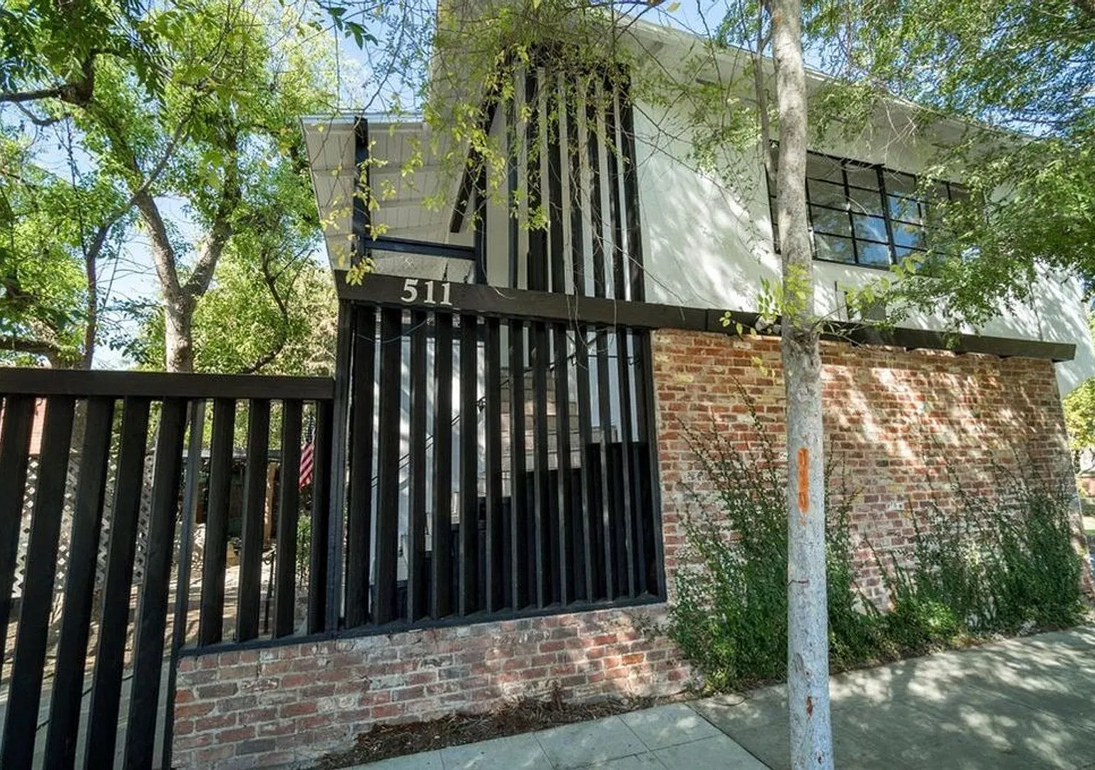 511 N Yosemite Ave — Photo 1