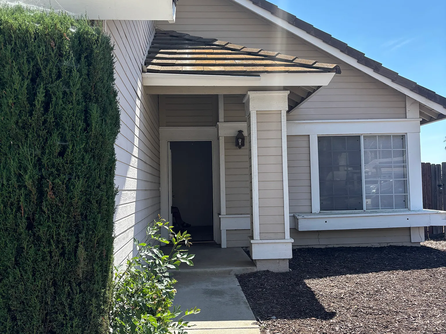 3 bed, 2.5 bath, 1639 sqft, $3,150 — Photo 2