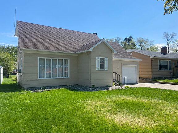 3rd image of 1537 University Dr N