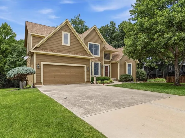 11820 Skyview Ln, Olathe, KS 66061