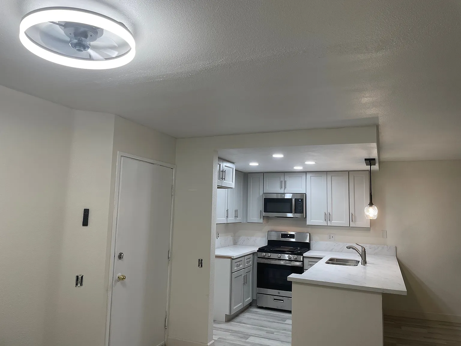 2 bed, 846 sqft, $2,695 — Photo 2