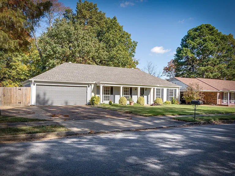 6258 Ridge Manor Dr — Photo 2