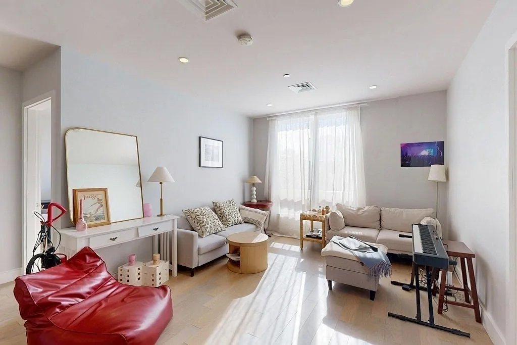 2 bed, 2.0 bath, 900 sqft, $5,980 — Photo 3