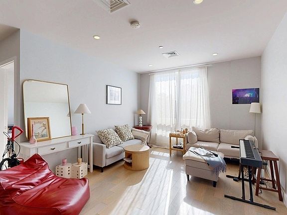 3rd image of 50 Symphony Rd Unit 402