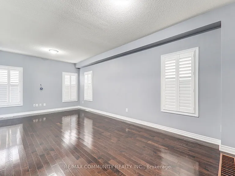 79 McRoberts Cres — Photo 8