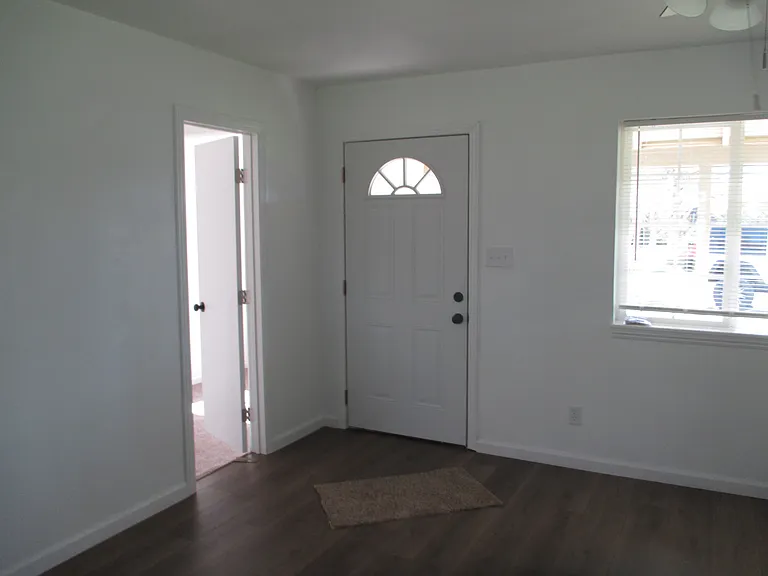 15 La Palma Dr — Photo 5