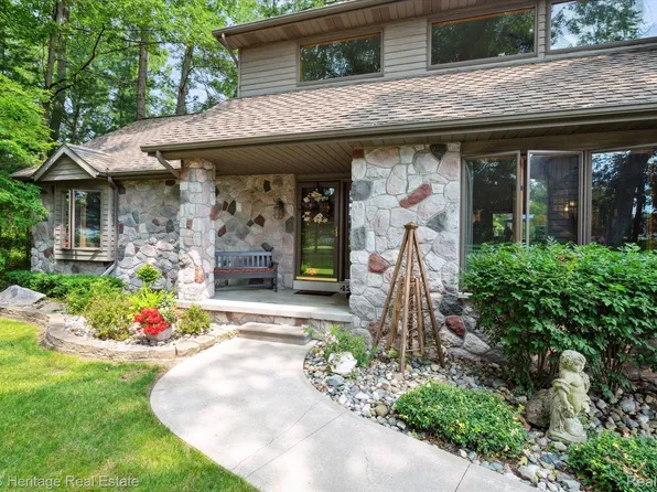 420 Oak Grove Dr, Chesaning, MI 48616