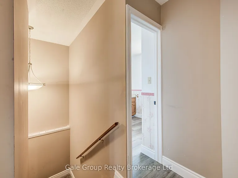 575 Springbank Ave N — Photo 14