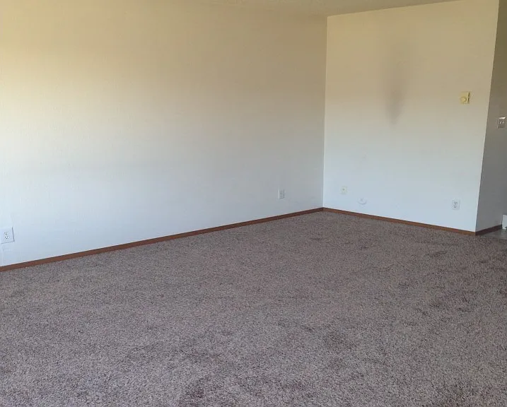 605 - 606 E Spruce Court — Photo 8