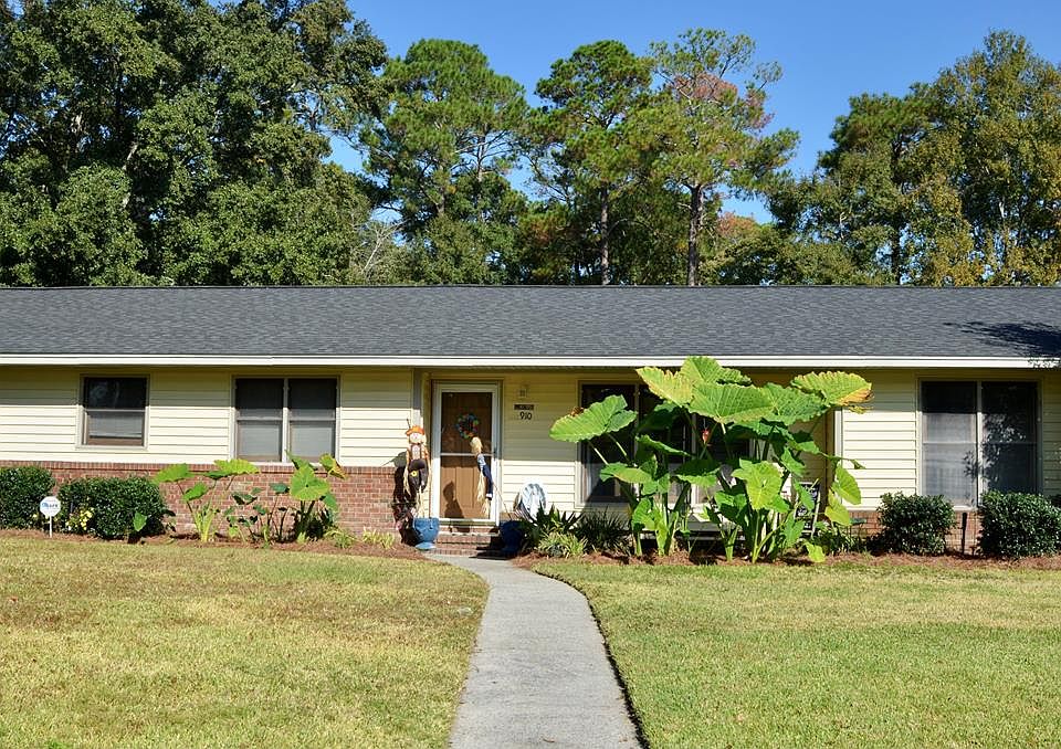 1st image of 910 Clayton Dr