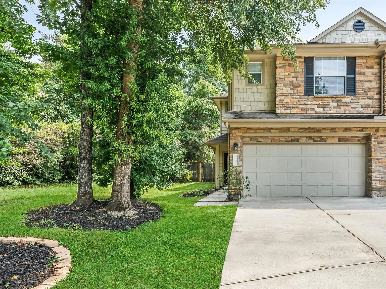 3 bed, 2.5 bath, 1627 sqft, $2,000 — Photo 1