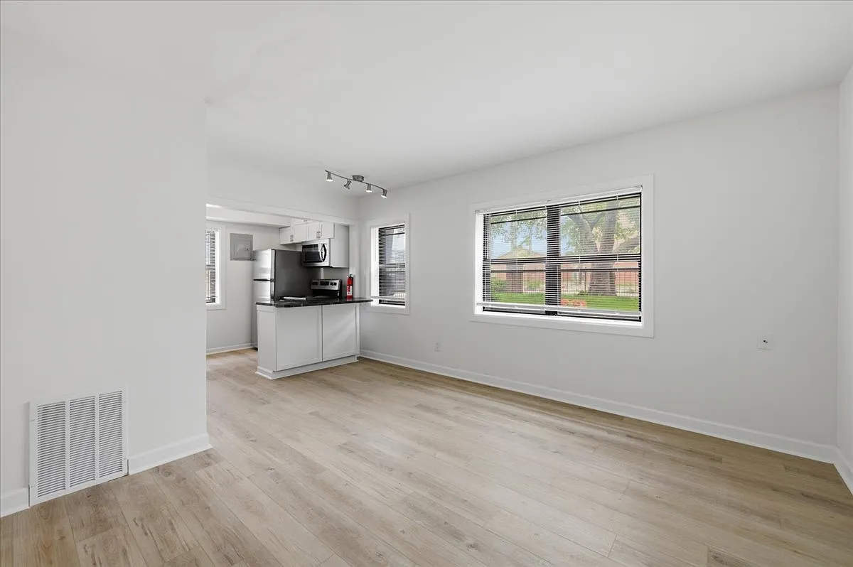 2 bed, 700 sqft, $1,175 — Photo 3