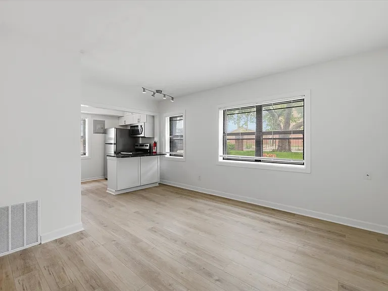 306 E 19th St #1B — Photo 6