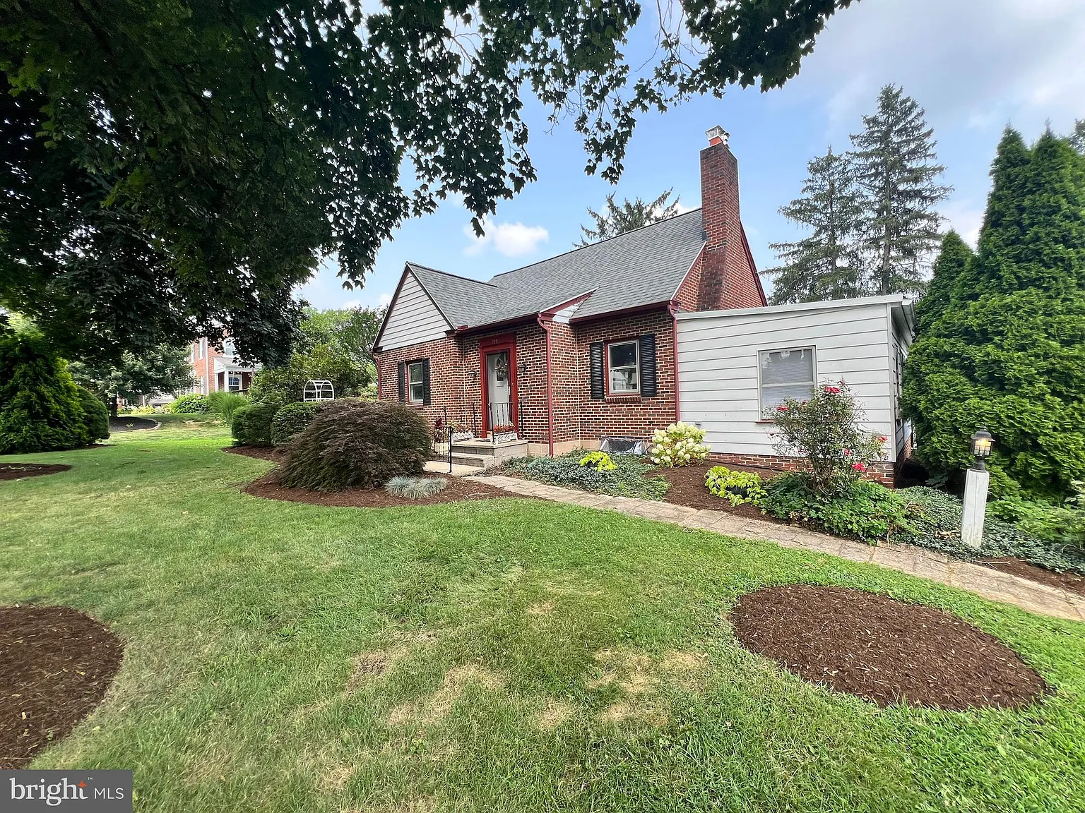 739 Pearl Ave photo 1