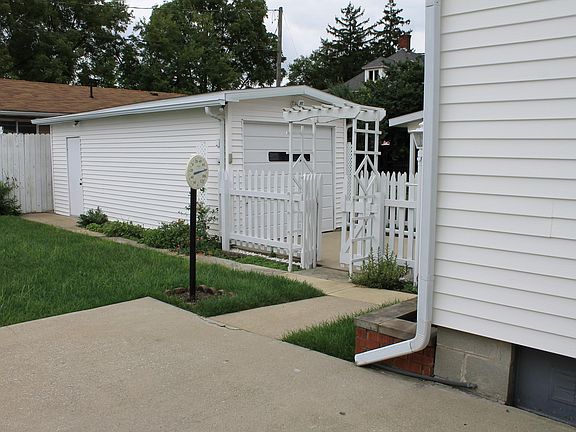 2nd image of 334 Thew Ave