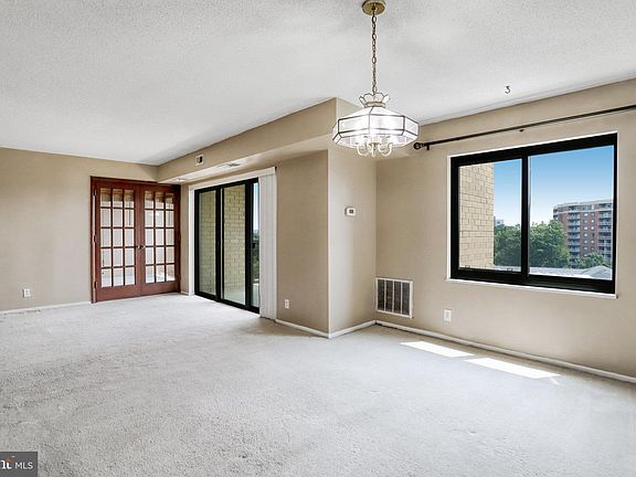4th image of 203 Yoakum Pkwy APT 1010