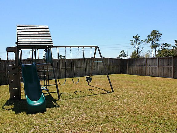 Over sized back yard with no back neighbors!