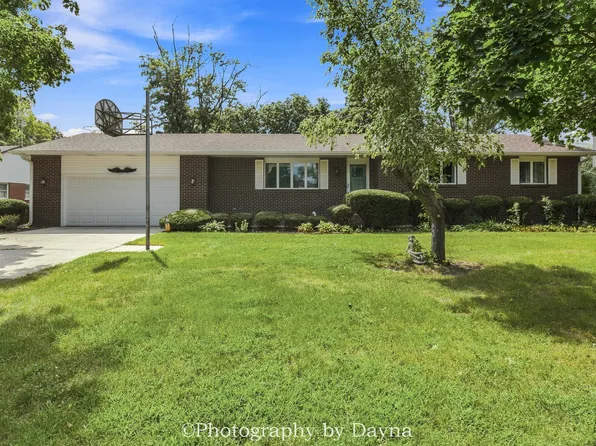 6070 Darline Dr, Saint Anne, IL 60964
